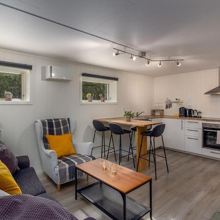Spacious Two Bedroom Basement Apartment フロム エクステリア 写真