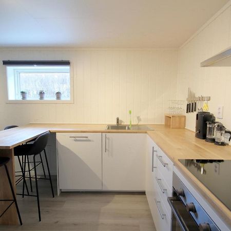Spacious Two Bedroom Basement Apartment フロム エクステリア 写真