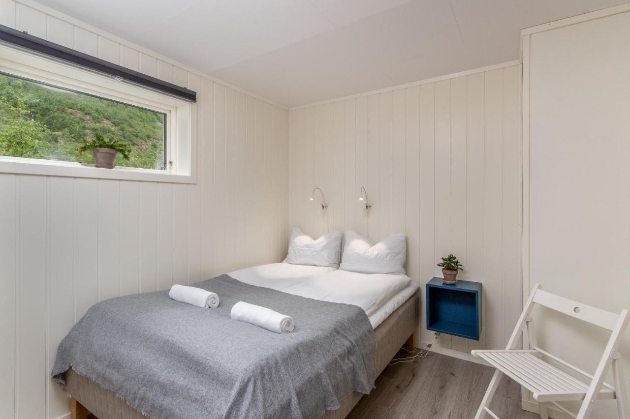 Spacious Two Bedroom Basement Apartment フロム エクステリア 写真