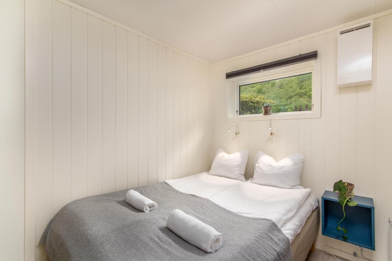 Spacious Two Bedroom Basement Apartment フロム エクステリア 写真