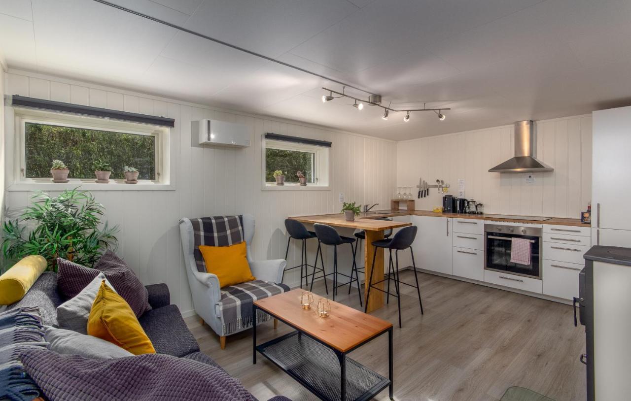 Spacious Two Bedroom Basement Apartment フロム エクステリア 写真