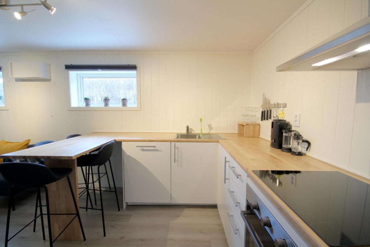 Spacious Two Bedroom Basement Apartment フロム エクステリア 写真