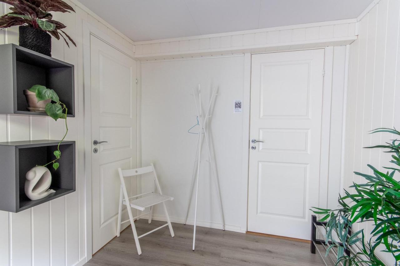 Spacious Two Bedroom Basement Apartment フロム エクステリア 写真